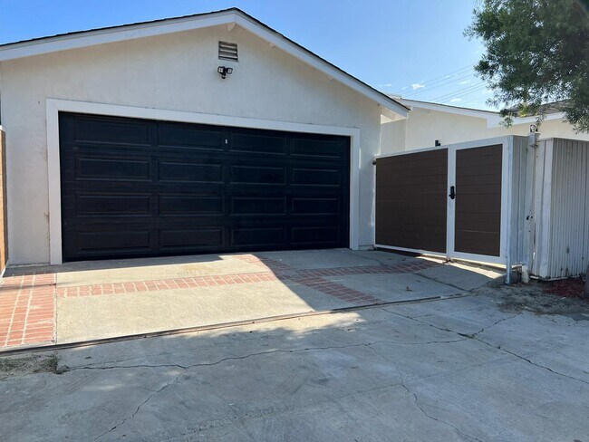 Photo - 6901 Variel Ave Casa