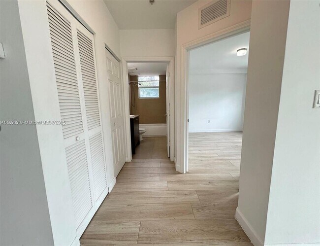 Photo - 529 NE 62nd St Unidad 302