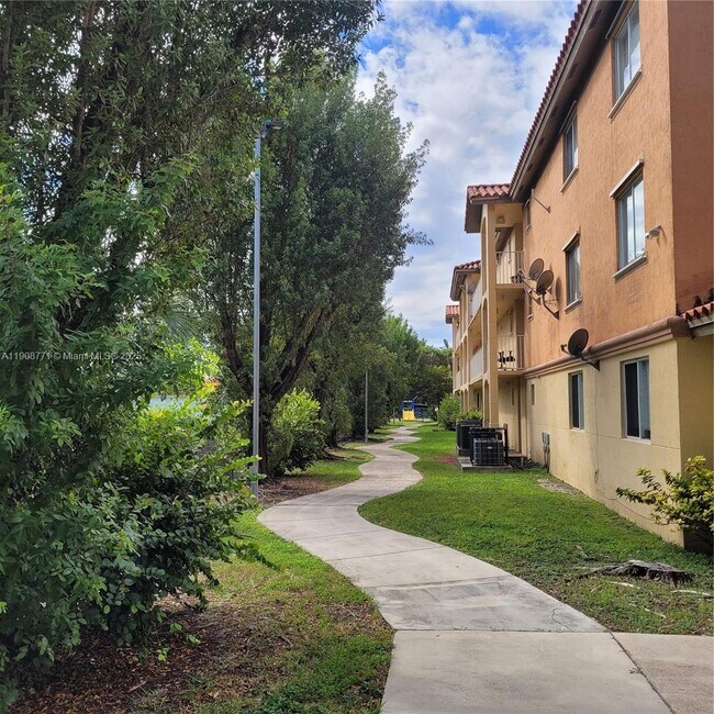 Photo - 17612 NW 25th Ave Unidad 103