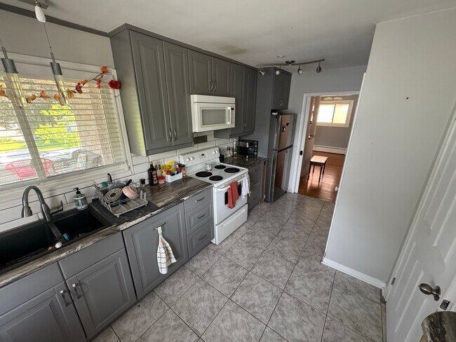 Photo - FOR RENT: 3 Bed 1 Bath Unit 1