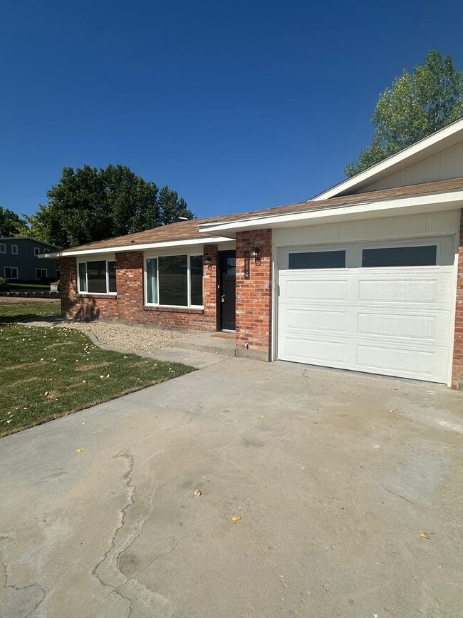 Photo - Style and Class....2 Bedroom, 1 bath , 1 C...