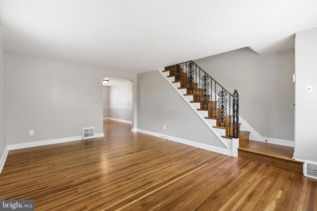 Photo - 271 W Wyncliffe Ave