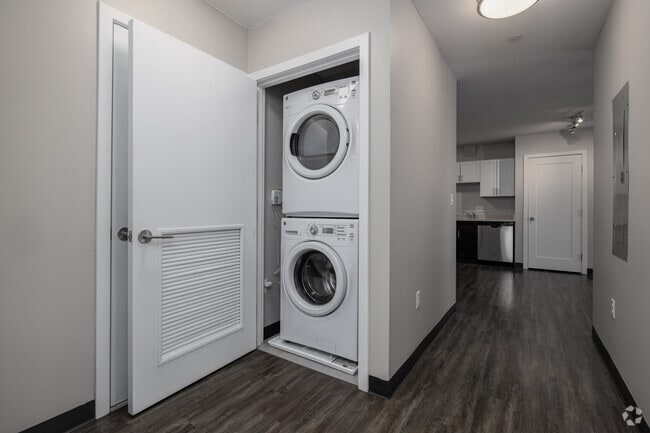 2BR, 1.5BA - 890SF - Laundry