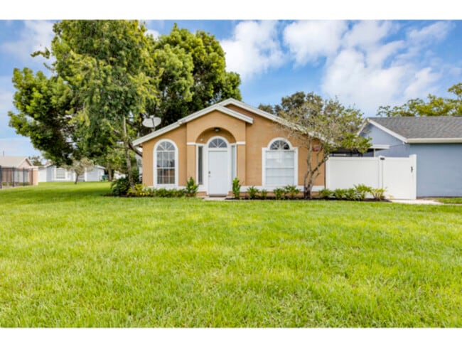 Building Photo - Updated &amp; Upgraded 3 Bed, 2 Bath, Comm... Rental