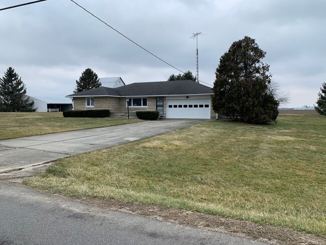 Building Photo - Country Home in Wes-Del School District