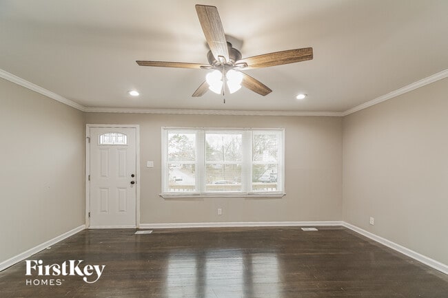 Photo - 401 Sparella St