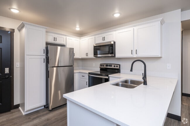 1BR, 1BA - 643SF - Kitchen