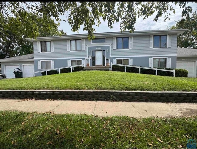 Building Photo - 1402 5th Ave Unit 2