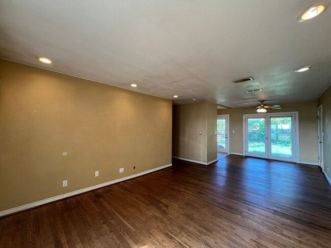 Photo - 850 N Harbin Dr