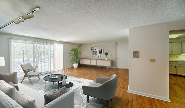 Sala de estar luminosa y espaciosa con acceso al patio - Royal Crest Estates, North Andover