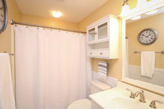 Photo - 161 W 6th St Unidad #C