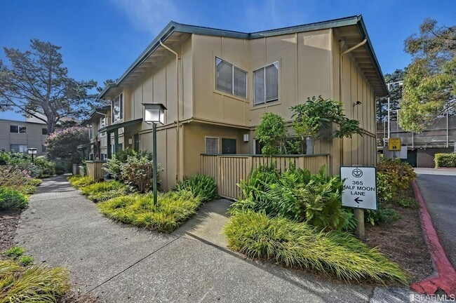 Building Photo - Townhouse Condo 2 BD / 1.5 BA