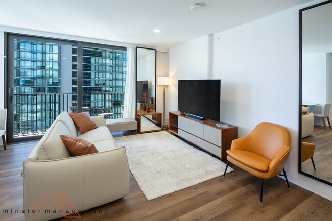 Photo - 987 Queen St