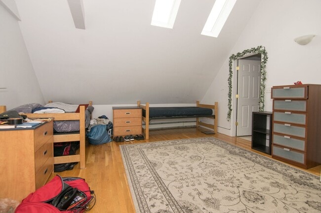 Photo - Brighton 6 Bed Duplex – 3.5 Baths – 4 Parking – Top Floor – No Fee – 9/1