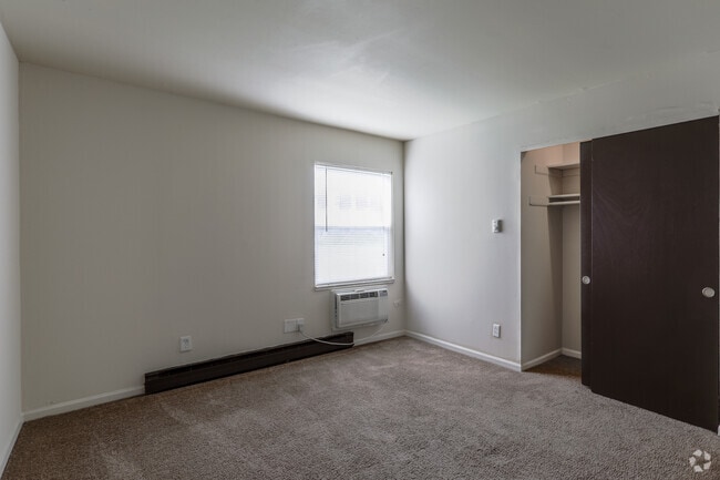 2 Bed/ 1 Bath Flat - 750 Sq Ft
