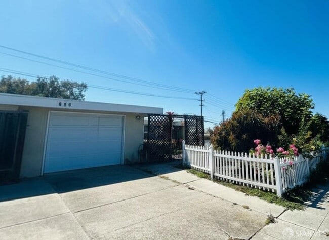 Building Photo - 618 Lakewood Dr