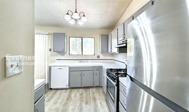 Photo - 1888 Singer Way