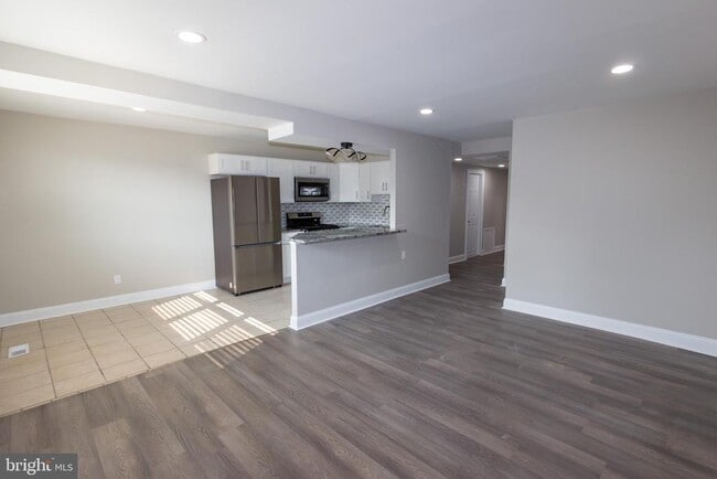 Building Photo - 10040 Jeanes St Rental