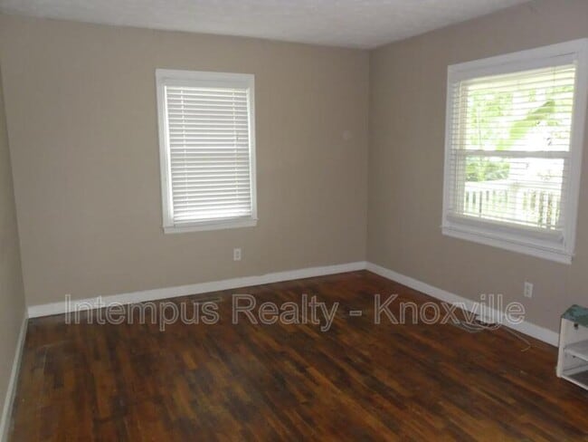 Photo - 805 Centeroak Dr