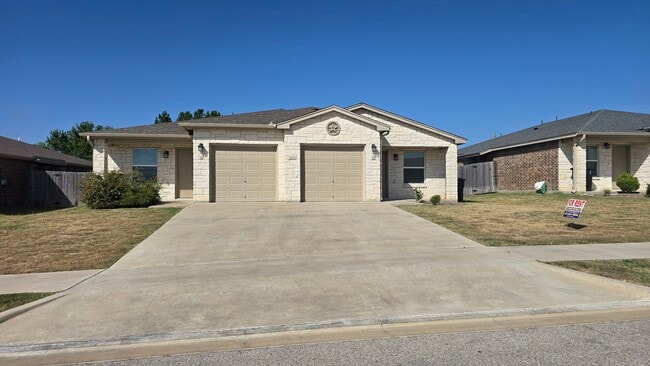 Building Photo - 202 Lowes Blvd Unit b