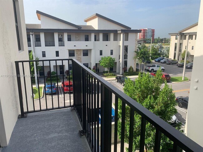 Building Photo - 10443 NW 82nd St Unit 31