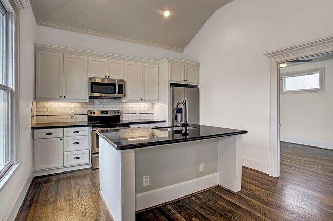 Photo - 1131 Oxford St