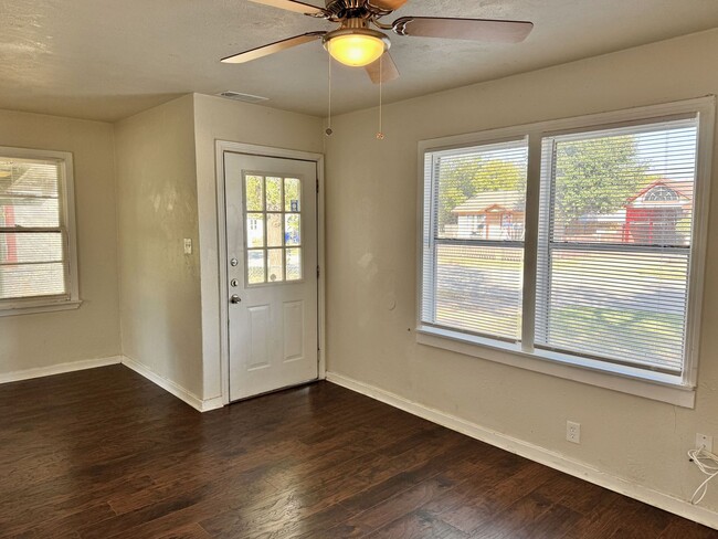 Photo - Cute 3 Bed 1 Bath home in Sunnyside Heights