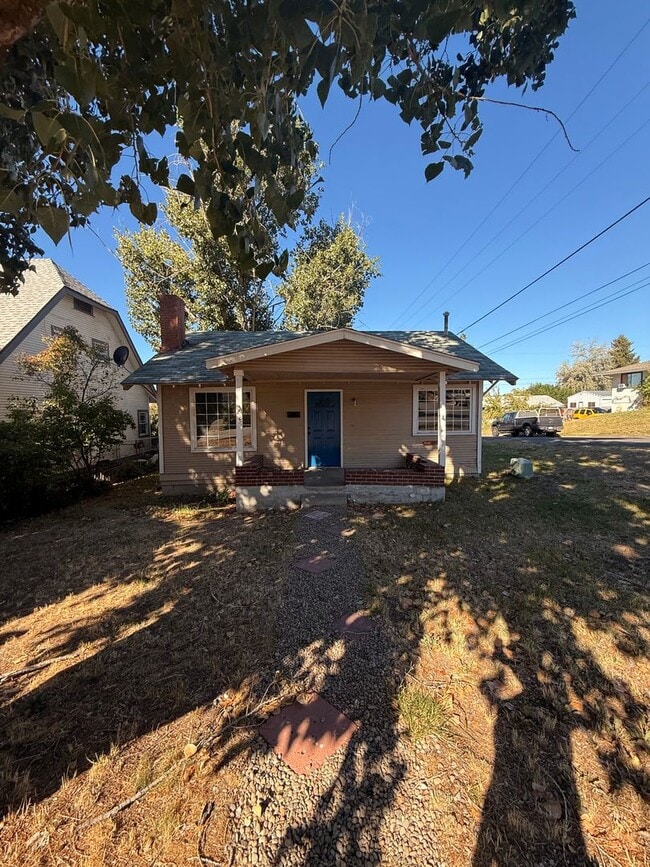 Building Photo - Cute 1 bedroom with a flex space in a grea...