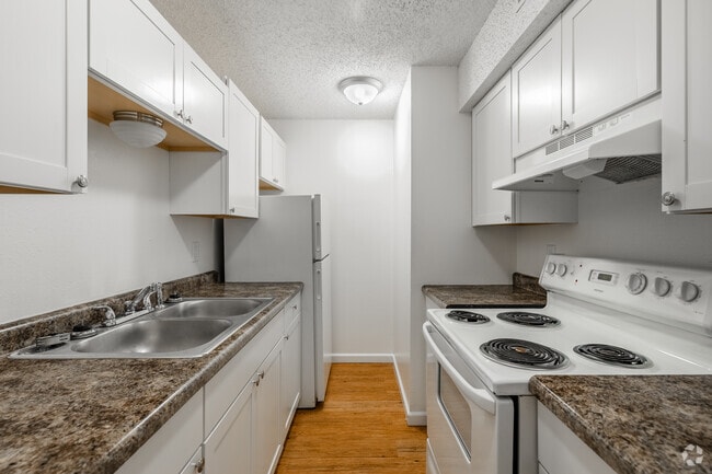 2BR, 1BA - 705SF - Kitchen - Chartwell Apartments