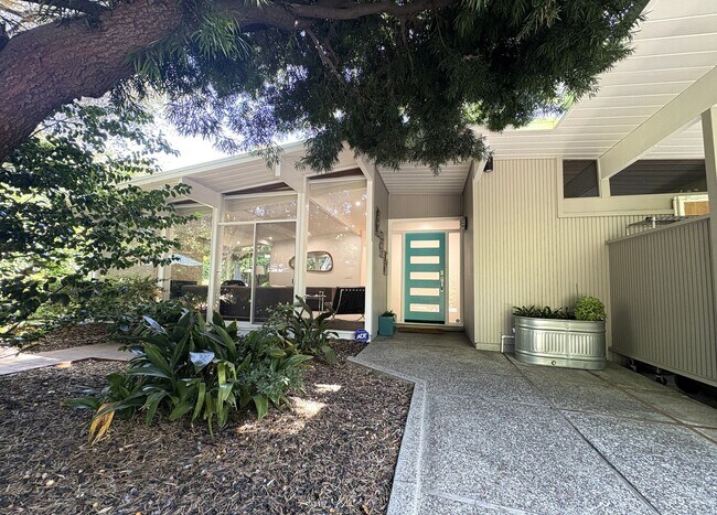 Eichler-Style Gem in Desirable Triple El N... - Eichler-Style Gem in Desirable Triple El N... House