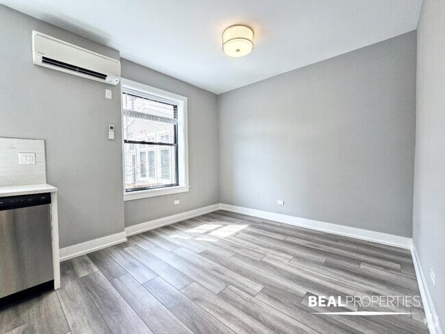 Building Photo - 2 bedroom in CHICAGO IL 60613 Unit E1 Rental