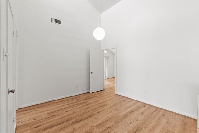 Photo - 49 April Point Dr N