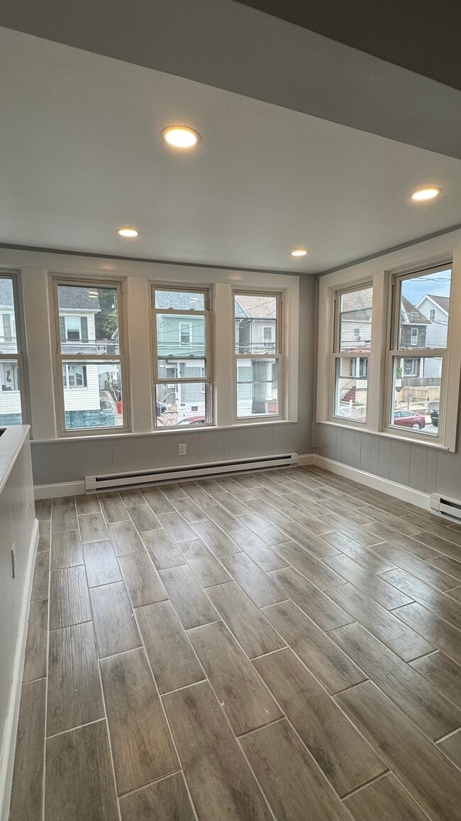 Building Photo - 137 E High St Unit 2nd Floor