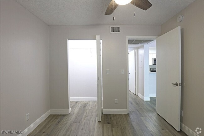 Building Photo - 5305 Summerlin Rd Unit 515 Rental