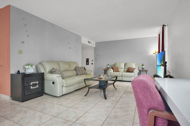 Photo - 16558 NE 26th Ave Unidad 2A