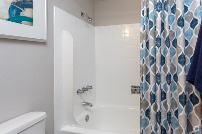 1BR, 1BA - 617SF