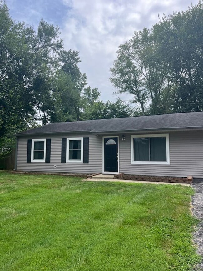 Building Photo - 3 bedroom, 2 bath home - Comfortable, Upda...