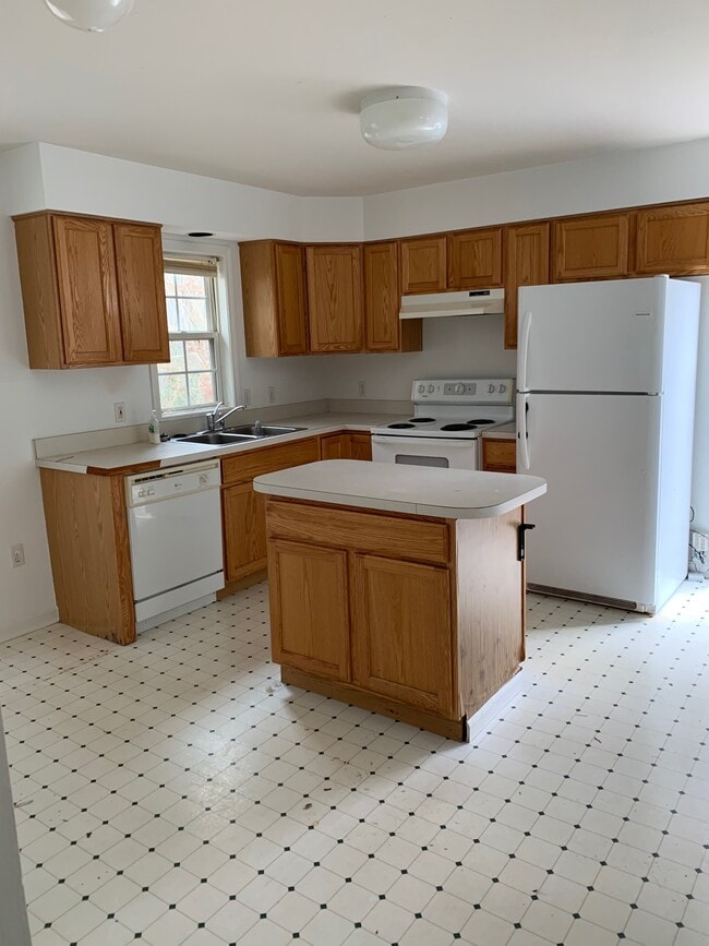 kitchen - 108 Pine St Unit A