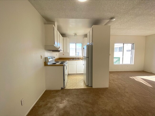 Photo - GREAT PB LOCATION! On Site Laundry! Spacious Bedroom! Unit 1740 Missouri St