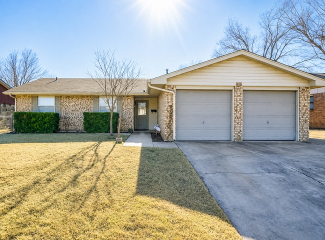 Building Photo - 5716 NW Cedarwood Dr