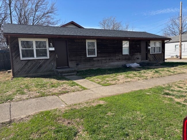 Building Photo - 701 703-703 E Oregon St Unit 703