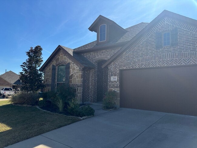 Building Photo - Beautiful 3/2/2 Minutes from Sherman's Tow...