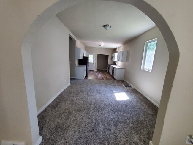 Photo - 4 Bedroom 2 Bathroom Home Near Drake Unive...