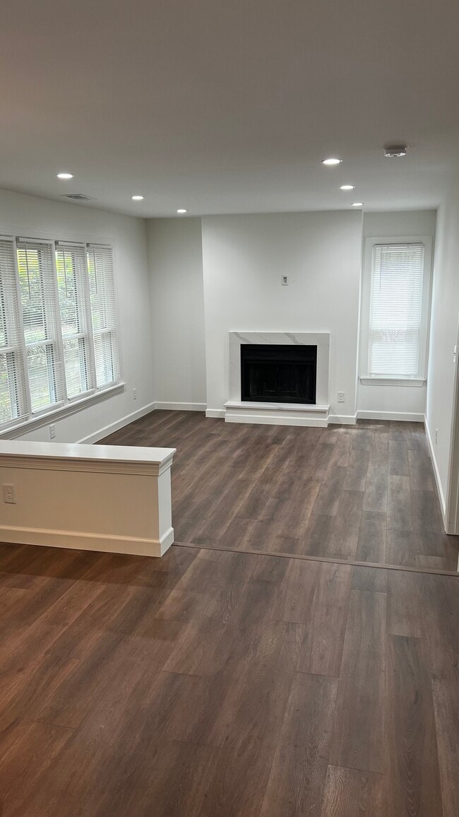 Building Photo - 601 Queens Rd Unit D Rental