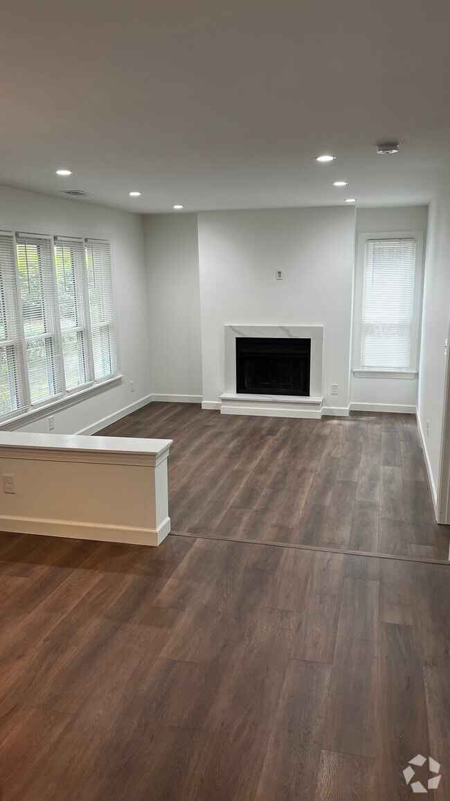 Building Photo - 601 Queens Rd Unit D Rental