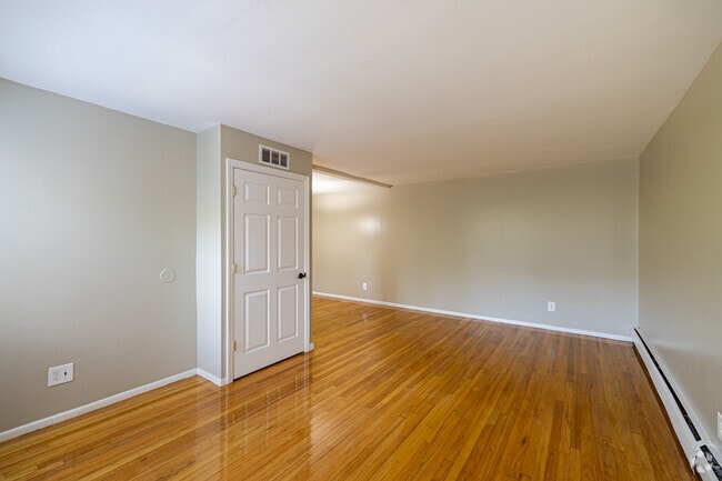 1BR, 1BA - 750SF - Living Room