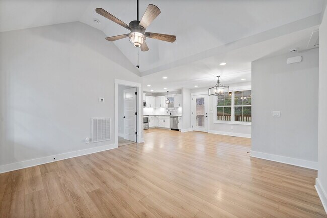 Photo - 205 Maple St