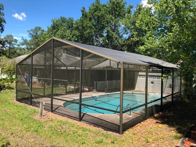 Screened in pool - 2031 NW 8th Pl Casa
