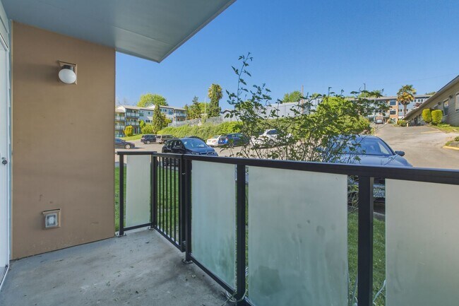 Photo - Light & Bright Tukwila Condo