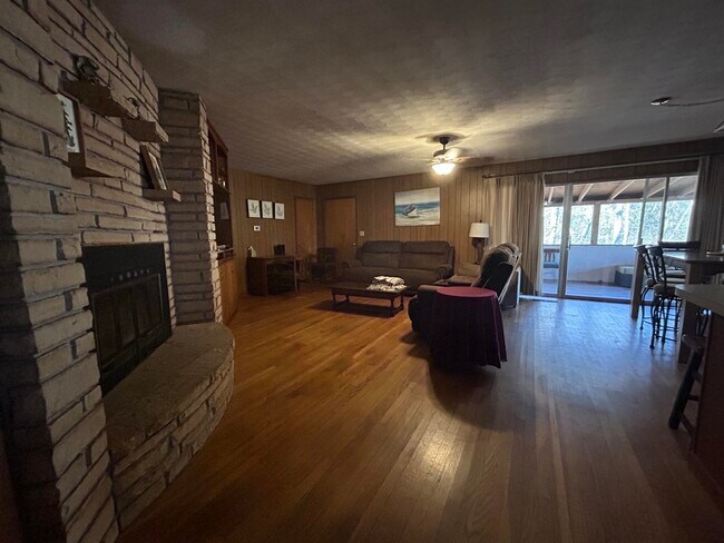 128 W Lakeshore Dr